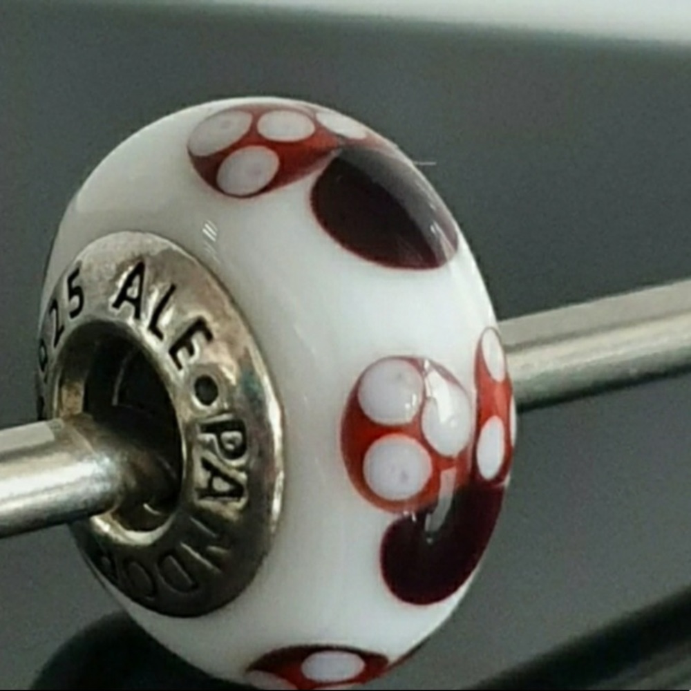 Pandora Mickey and Minnie mouse Murano set. - Picture 6 of 13